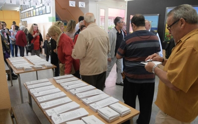 Ciutadans exerceixen el seu dret de vot en un col·legi electoral | Roger Benet